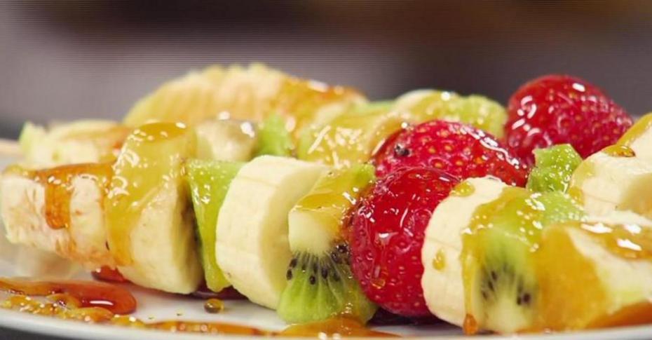 Как сделать фрукты “в стекле”: праздничный десерт, который поразит всех гостей