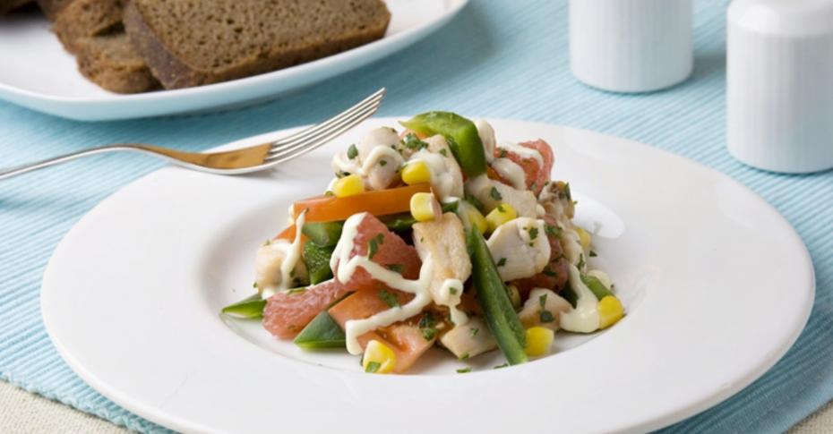 Свежий зеленый салат с курицей, овощами и сыром рецепт – Европейская кухня: Салаты. «Еда»