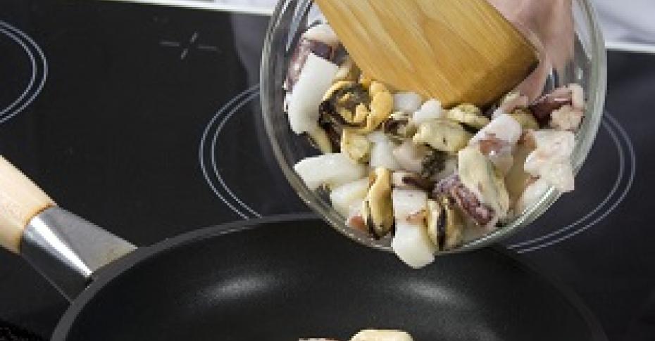Рецепт оладий с морепродуктами в сливочном соусе