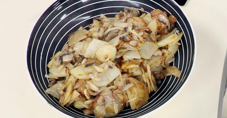 Жареный картофель с грибами и шкварками