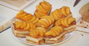 Пирог с консервированными персиками - рецепт — Шуба