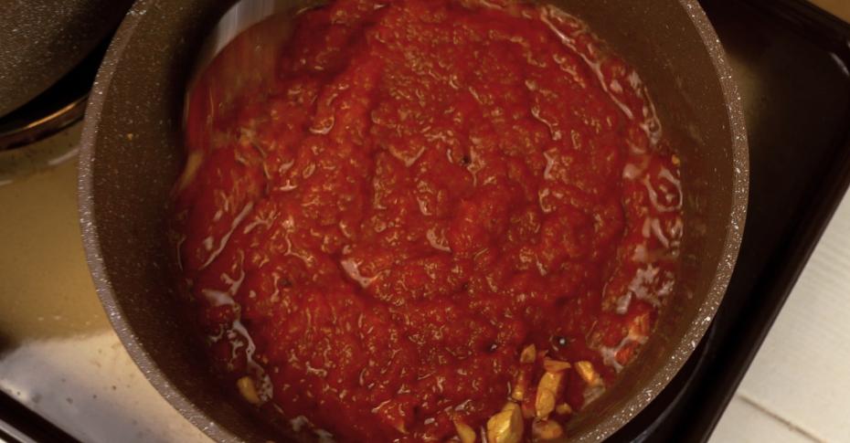 фрикадельки из индейки в томатном соусе. итальянская паста каннеллони. фарш в сливочно томатном соусе. фарш подливка с томатной пастой. соус для фарша.