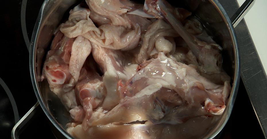 Куриные крылышки в кастрюле. Куриные крылышки в кастрюле