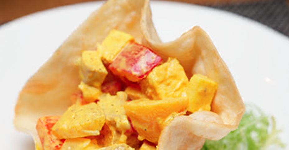Салат с курицей, карри и ананасом — рецепт с фото пошагово