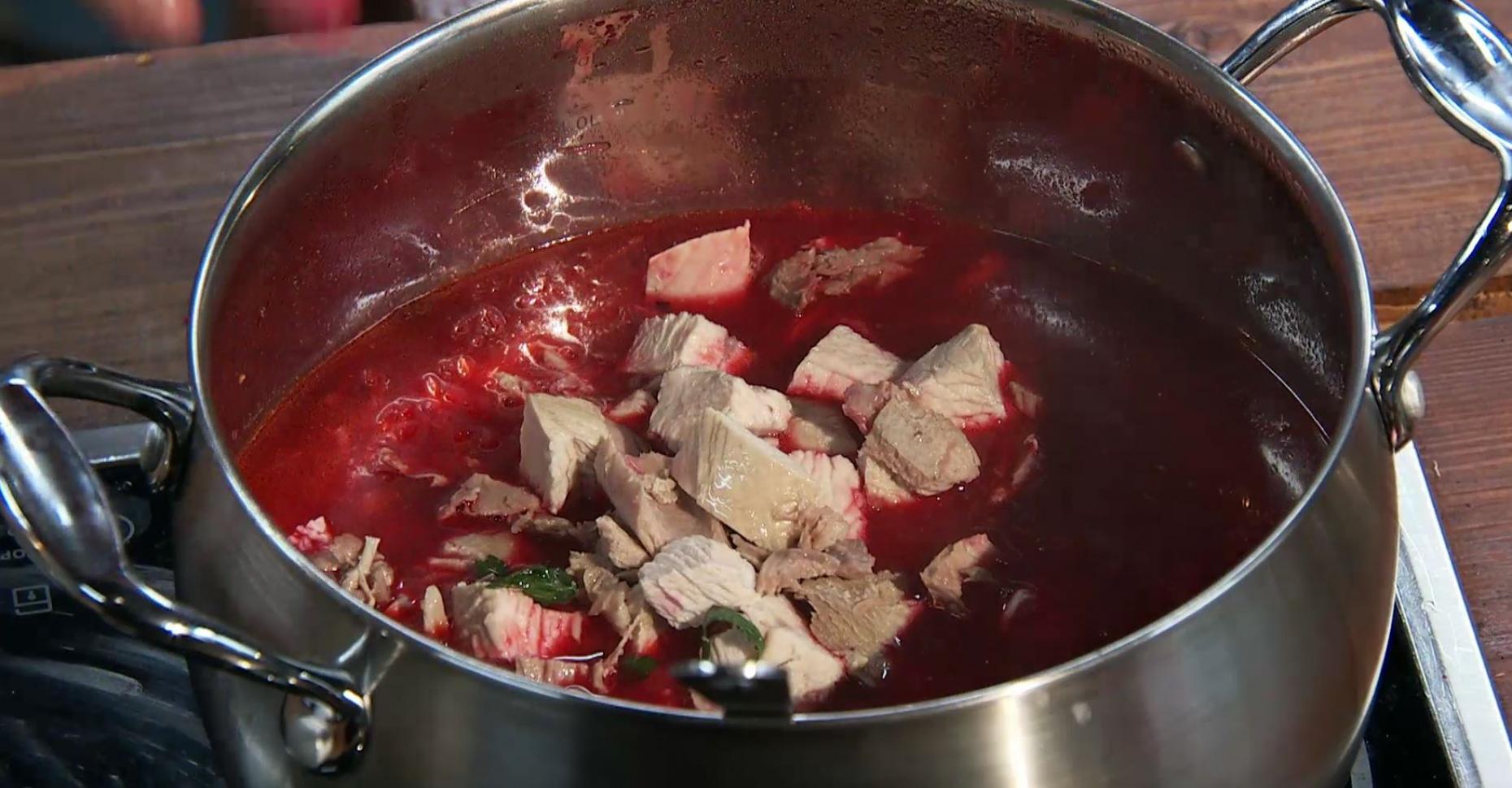 Красный борщ с индейкой, шпинатом и молодой капустой