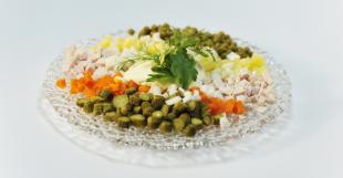 Как приготовить Праздничный салат с индейкой и шампиньонами: