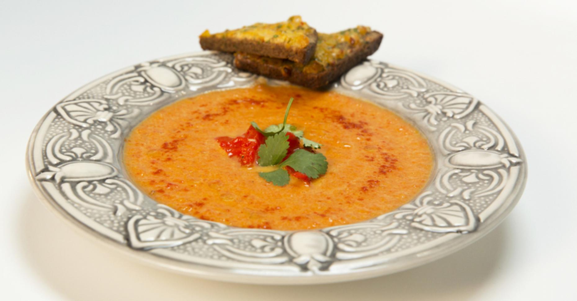 Крем-суп из запечённого перца с сельдереем и луком