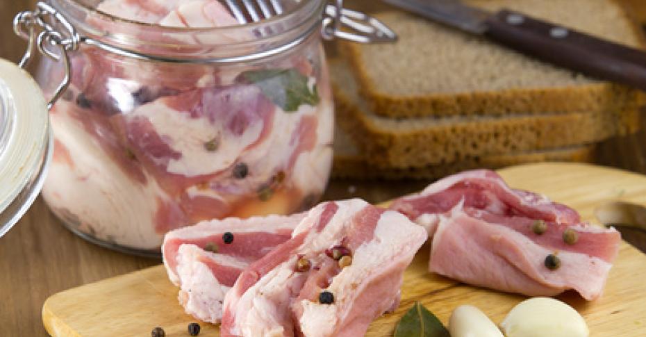 Как приготовить сало из свинины с чесноком в домашних условиях