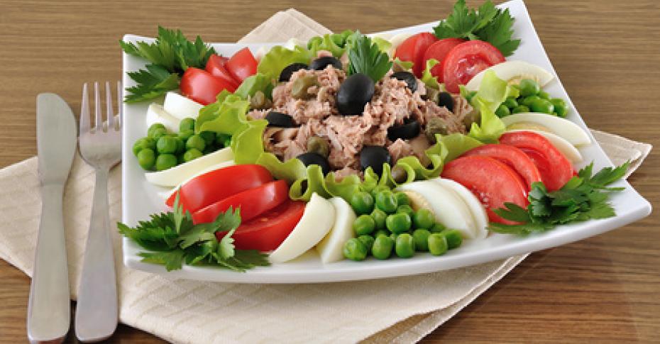 Салат с тунцом, томатами черри и зеленым горошком — вкусный и яркий салат