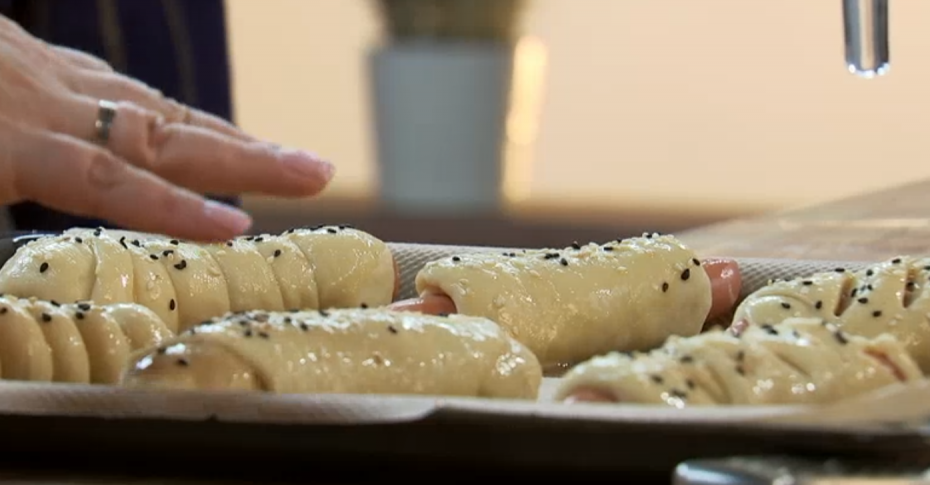 Сосиски в бездрожжевом тесте в духовке – пошаговый рецепт приготовления с фото