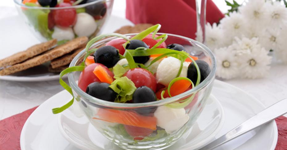 Быстрый салат из помидоров, маслин и корнишонов — пошаговый рецепт с фото от Bonduelle