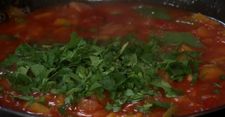 Сочные купаты с помидорами в томатном соусе