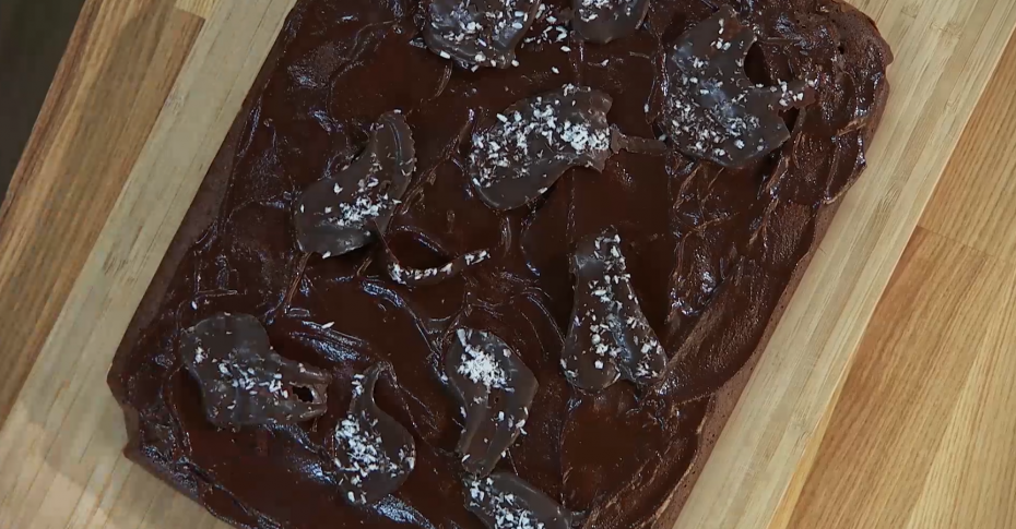 Шоколадный пирог с творожными шариками – кулинарный рецепт