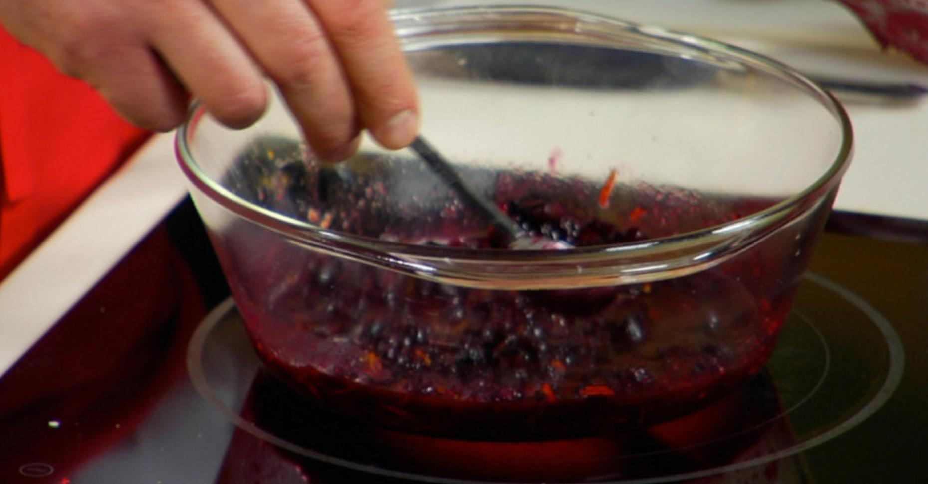 Острый соус из чёрной смородины