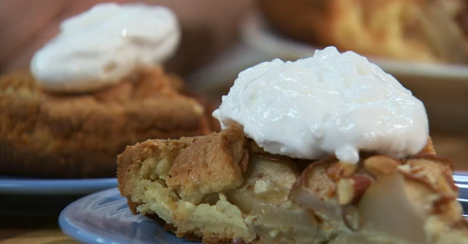 Пирог с грушами и творогом: быстрая, вкусная выпечка в мультиварке