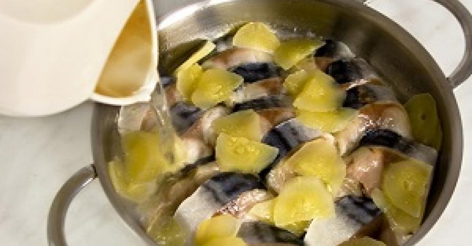 Рыба, тушенная на сковороде с овощами