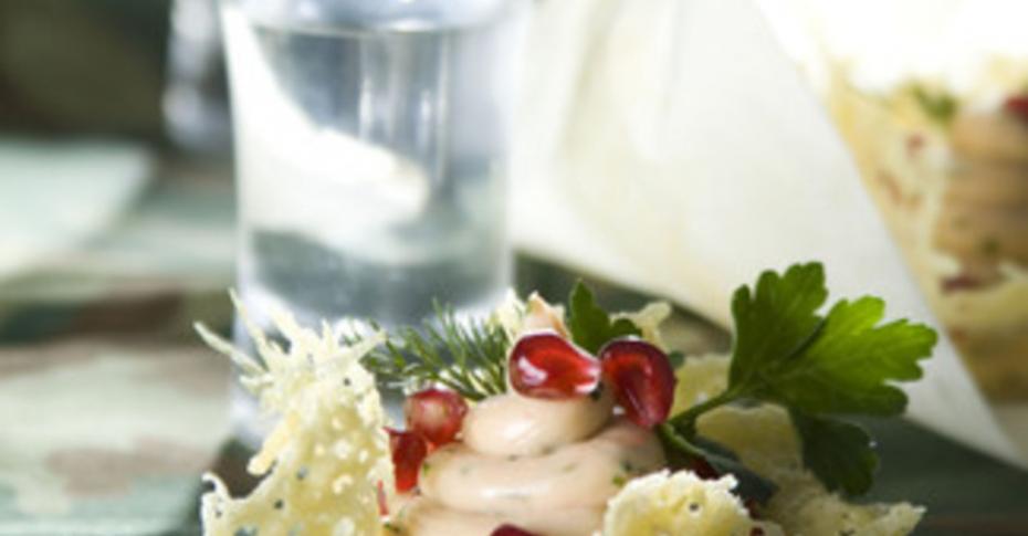 Сырные корзиночки с морским салатом