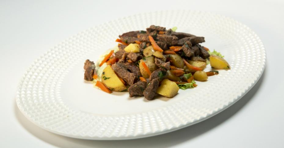 Тёплый салат с говядиной и овощами
