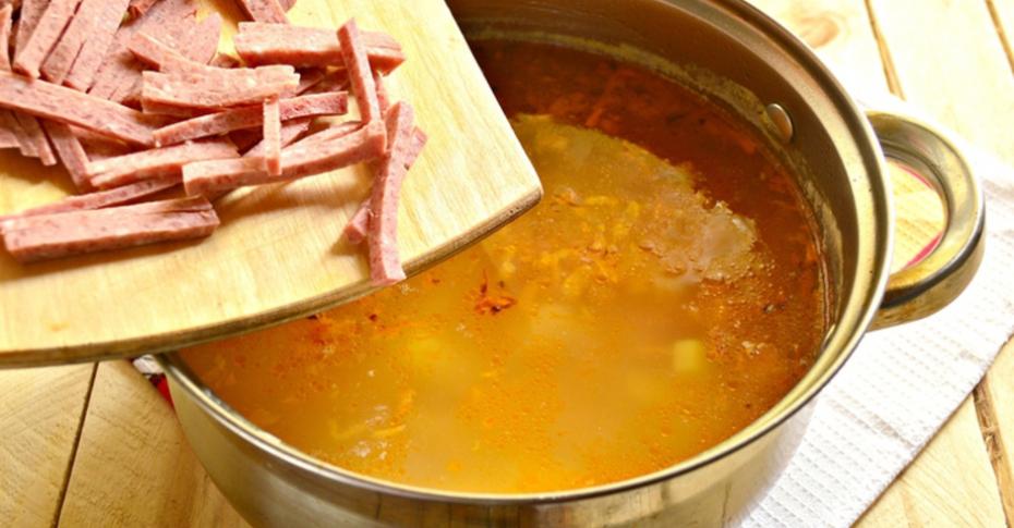 Суп на мясном бульоне с копченой колбасой и острыми приправами, 7 букв