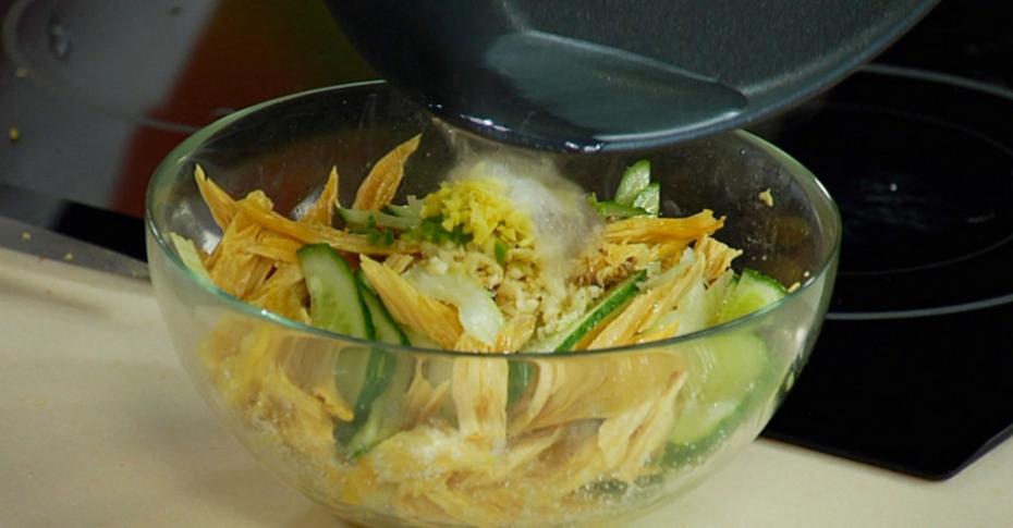 Острый салат из соевой спаржи с овощами