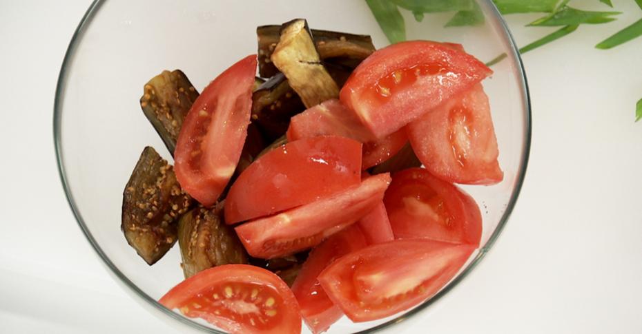 Как приготовить тушеные баклажаны с помидорами и чесноком