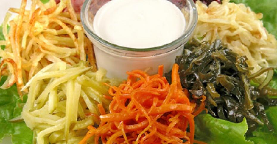 Как приготовить Салат Цветик Семицветик с корейской морковкой и курицей рецепт пошагово
