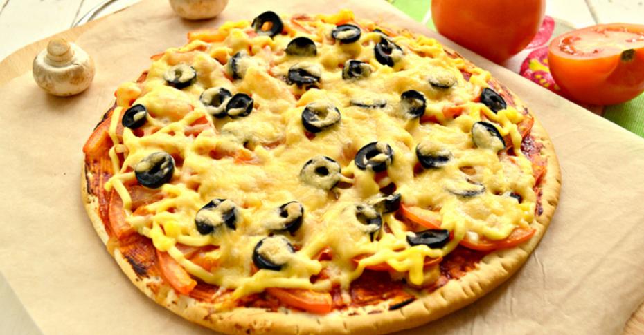 Пицца с шампиньонами и оливками