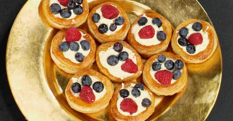 ПП-десерт: слоеные пирожные с кремом и ягодами