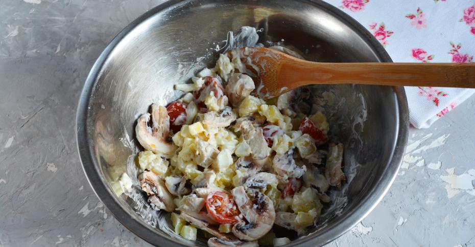 Овощной салат с сырными шариками - рецепт с фото
