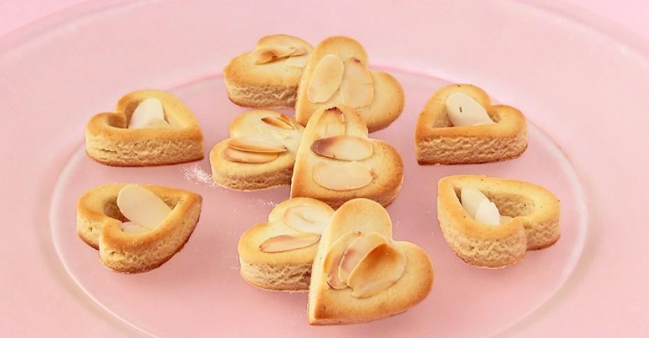 Песочное печенье полумесяц с грецкими орехами и медом