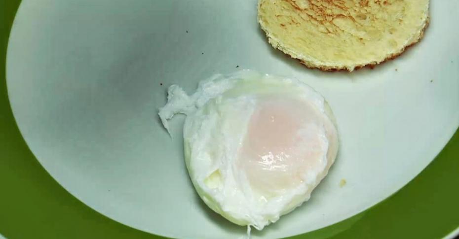 Яйца пашот на тосте с авокадо и сыром