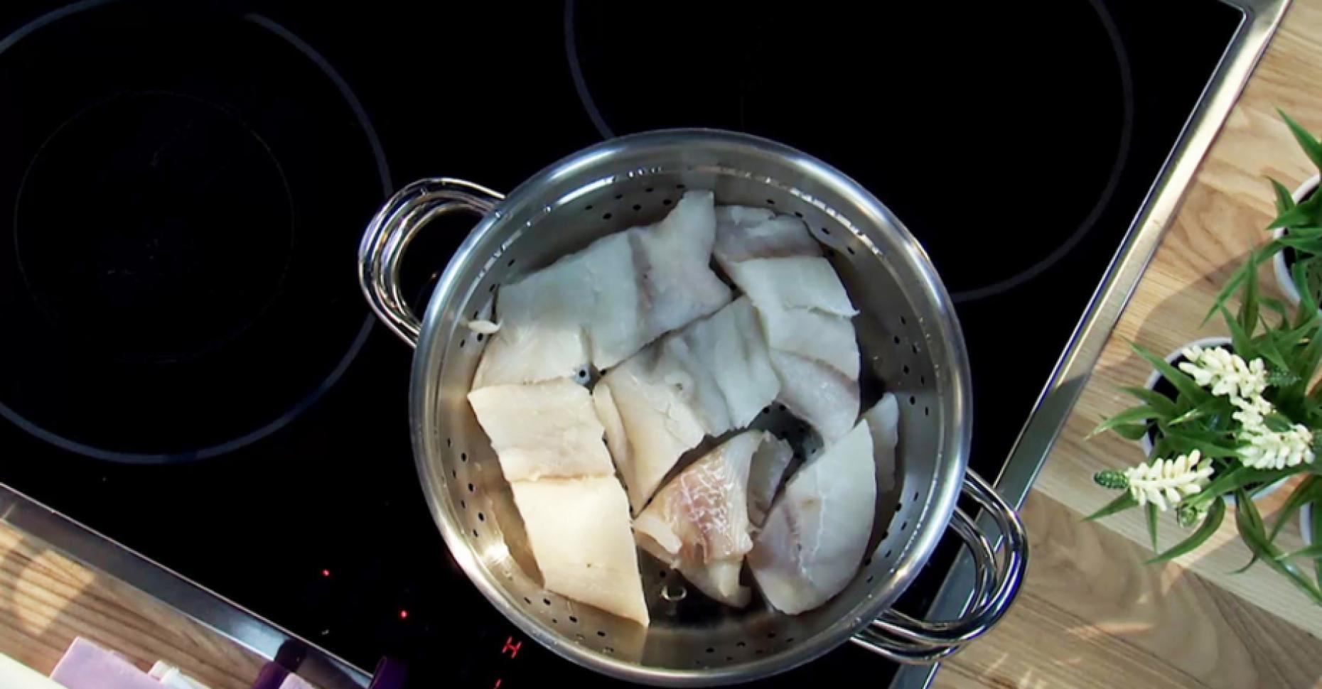 Замороженное филе трески на сковороде