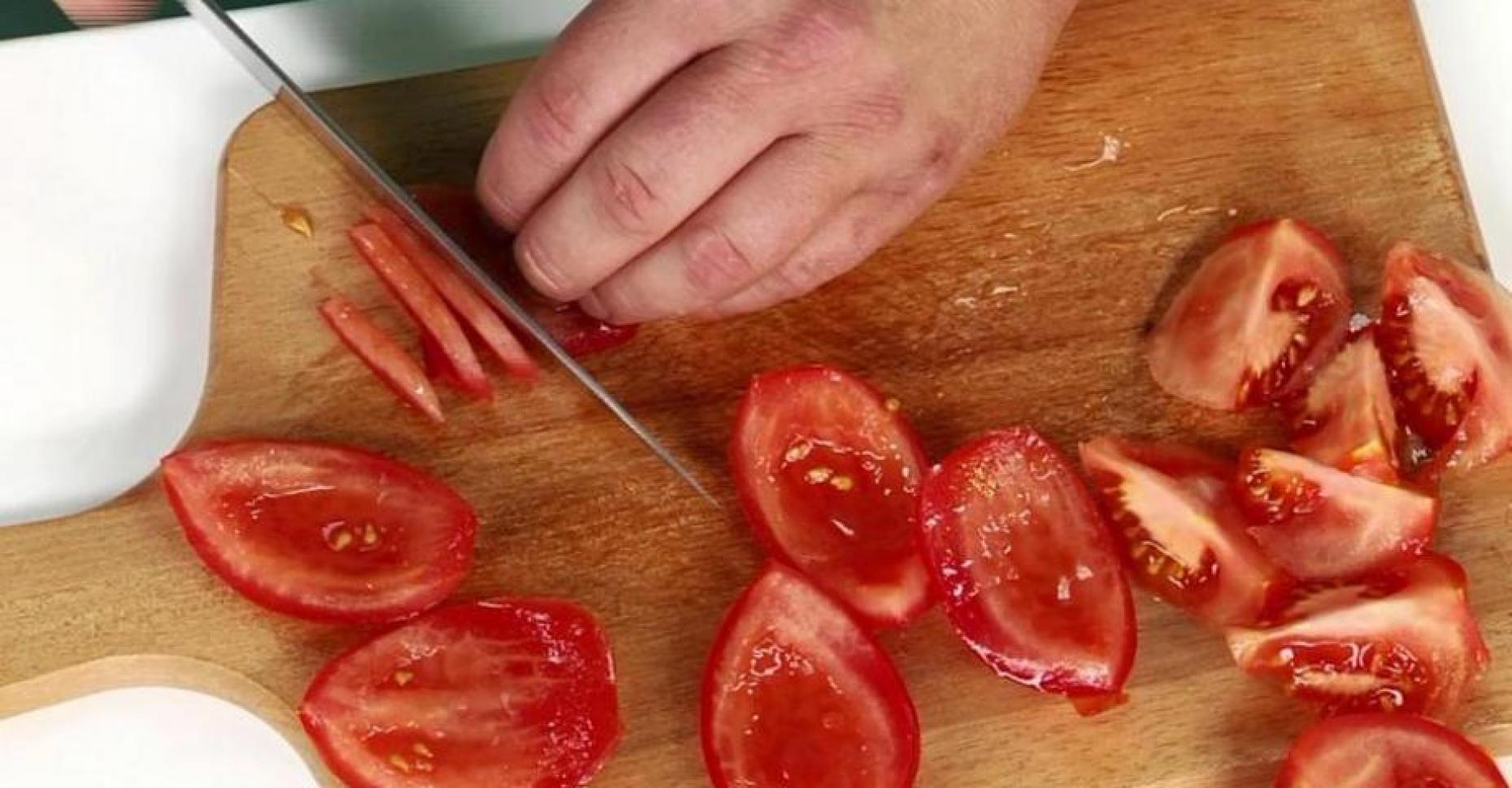 Нарезать помидор соломкой