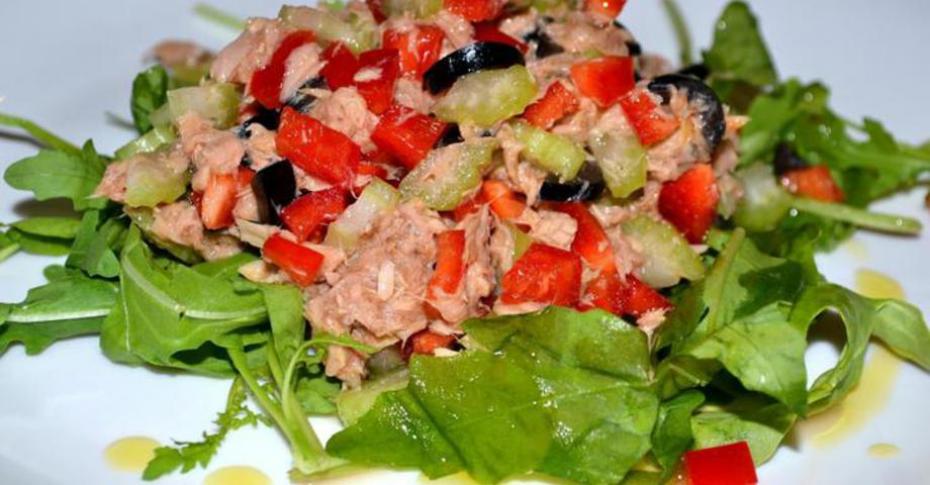 Салат из тунца с рукколой, авокадо и шпинатом – рецепт диетического полезного блюда