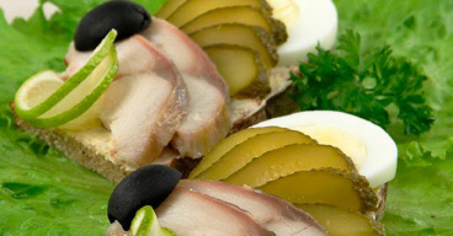 5 запоминающихся салатов с копченой рыбой
