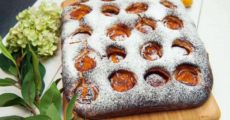 Простой пирог с абрикосами в духовке