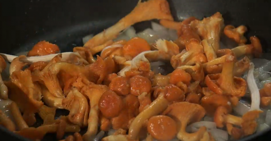 Лисички с картошкой: рецепт приготовления на сковороде с сметаной