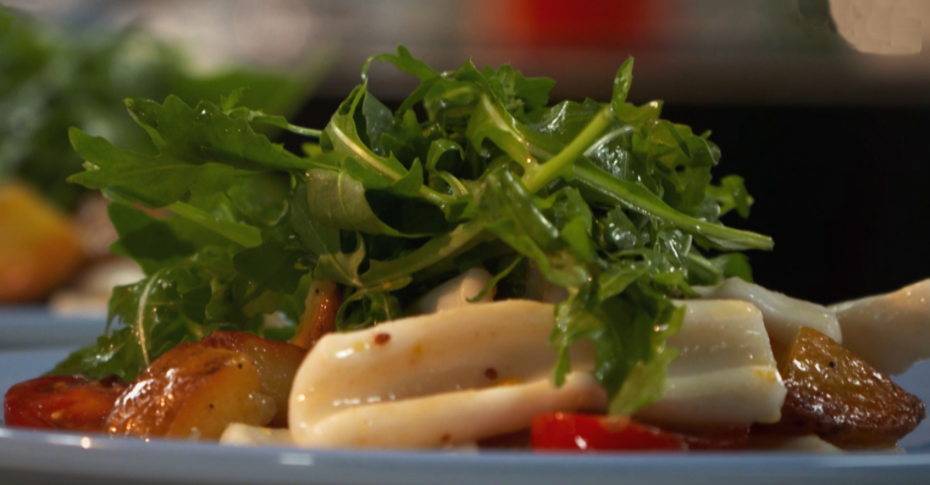 Салат с кальмарами, креветками и пекинской капустой