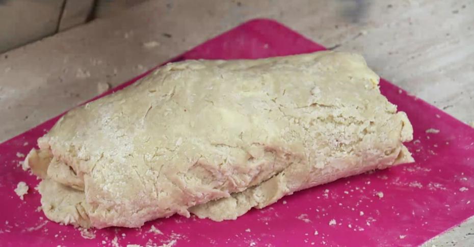 Рецепт пирога с лососем и шпинатом из слоеного теста