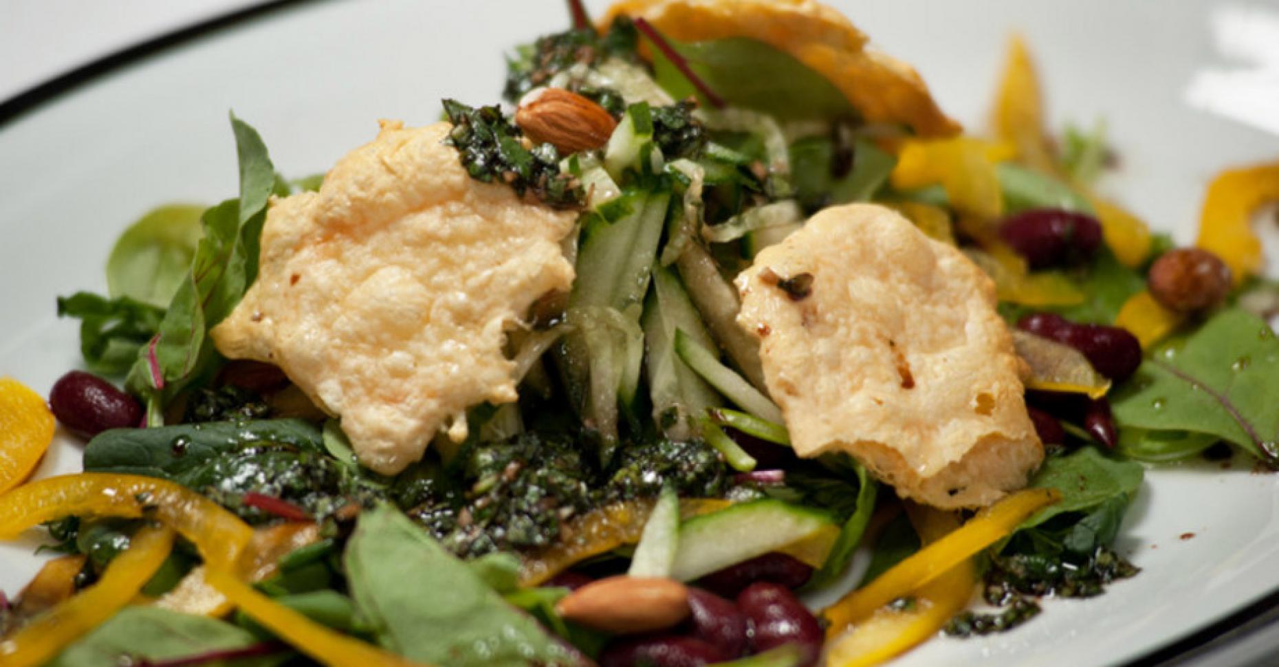 Свежий салат с красной фасолью и сырными чипсами