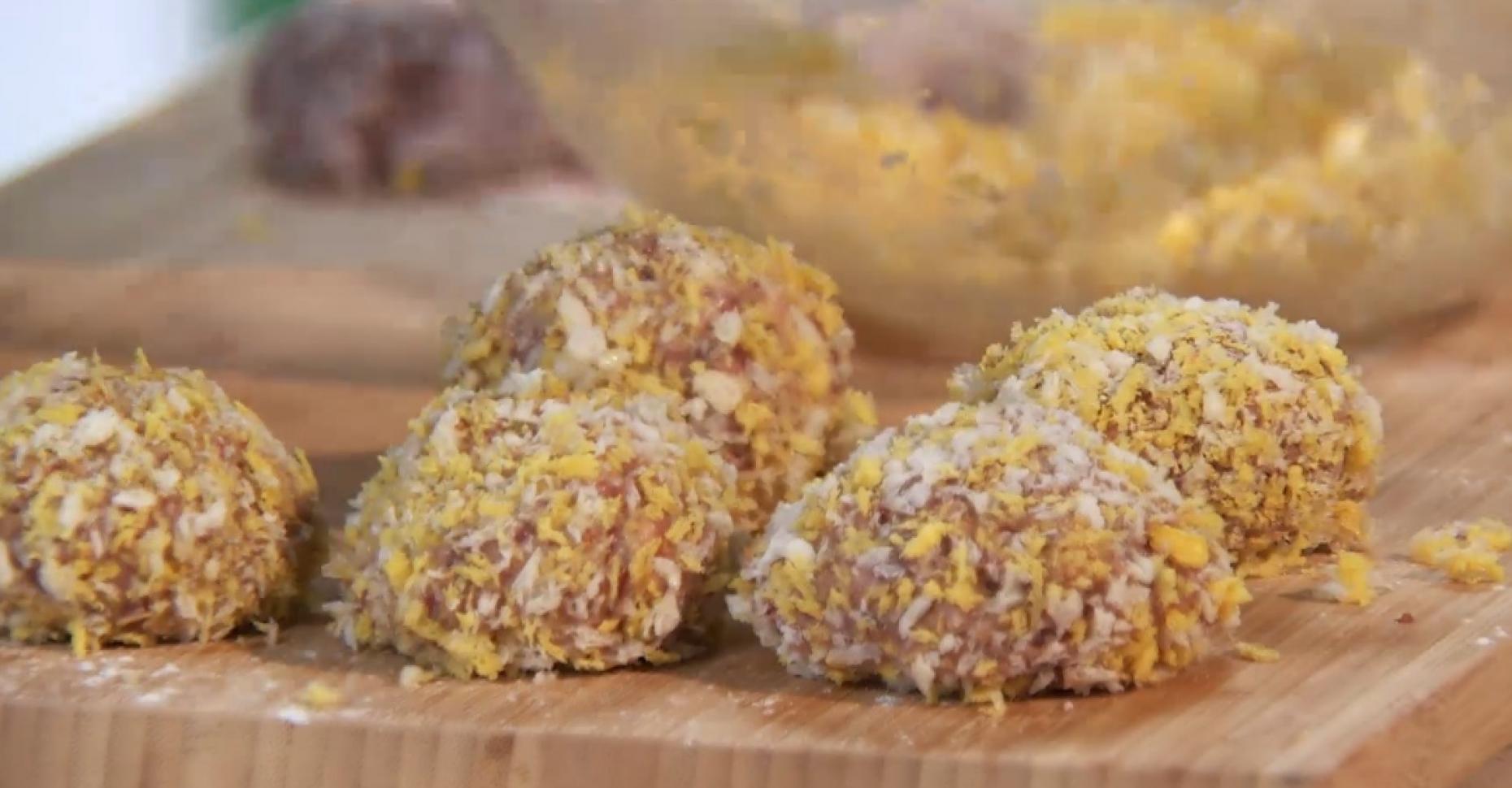 Мясные колобки с яйцом