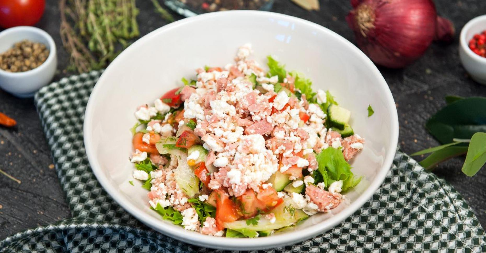 Салат с овощами, творогом и тунцом простой пошаговый